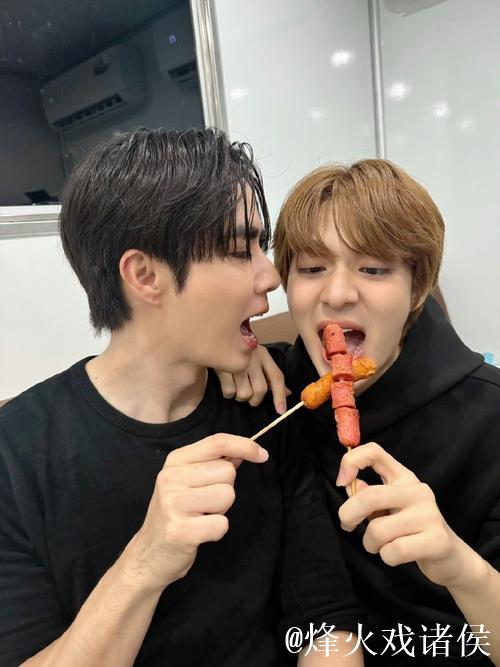 韩国乐队Nerd Connection贝斯手朴宰贤跟Peanut合照：Legend